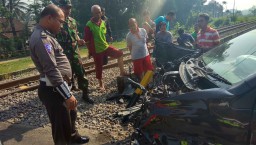 Kereta Api Sambar Mobil Xenia di Blitar, Sirine Penanda Tak Berfungsi