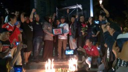 Warga Lintas Agama di Surabaya Aksi Kutuk Teroris di Monumen Polri