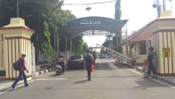 Polda Riau Diserang, Mapolda Jatim Perketat Pengamanan Pintu Masuk