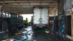 Lambung Tergenang Air, 11 Mobil di Kapal Terbakar Masih Tertahan