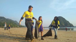 Ngabuburit ala PT Bumi Suksesindo, Punguti Sampah Pantai Pulau Merah