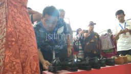 Kunjungi Dolly, Delegasi Pemantau Pilkada Internasional Borong Batik