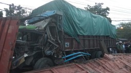 Tabrak 3 Motor di Banyuwangi, Kepala Truk Fuso Ringsek