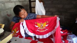 Kebanjiran Order, Perajin Bendera di Tulungagung Kesulitan Bahan Baku