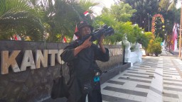 Rayakan Agustusan, Kakek ini Jalan Kaki dari Banyuwangi ke Surabaya