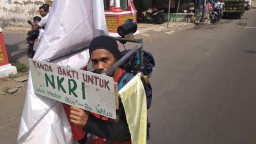 Peringati Kemerdekaan, Pria di Tulungagung ini Aksi Jalan Mundur