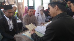 Pemuda ini Nikahi Gadis Pujaannya di Kantor Polisi