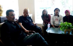 Massa Kontra #2019GantiPresiden Demo, Dhani Bersantai di Lobi Hotel