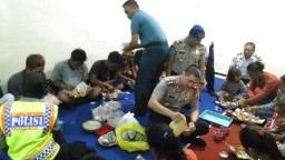 Kapal Terbakar, Penumpang Naik Karung Isi Kelapa hingga Gendong Istri