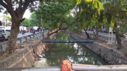 Bu Risma, Sungai Tambang Boyo ini Bau Bacin