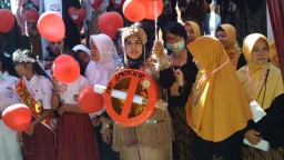 Kampanye Bebas Asap, Emak-emak ini Tukar Rokok dengan Nasi Bungkus