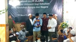 Sandiaga di Malang Dicoleki Emak-emak yang Gemes