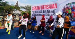 Emak-emak di Surabaya ini Massalkan Senam Goyang Dayung ala Jokowi