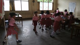 Guru Mogok Ngajar, Siswa Berkeliaran di Sekitar Sekolah