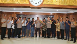 Kapolda Jatim Ajak Cangkrukan Komunitas Nelayan