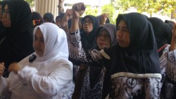 Tuntut Kesejahteraan, Guru Honorer Probolinggo Wadul Dewan
