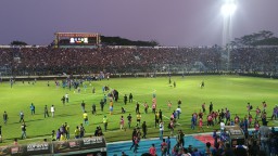 Foto: Aremania Turun ke Lapangan Usai Pertandingan Persebaya vs Arema