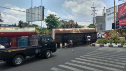 Truk Muat 50 Ribu Liter  Minyak Goreng Terguling 
