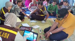 Tim DVI Polda Jatim Ambil Sampel Darah Orang Tua Pramugari Alfiani