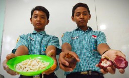  Pelajar ini Ciptakan Mi Instan Anti Cacingan Berbahan Kulit Manggis