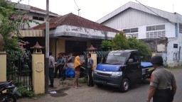 Tak Bayar Hutang, Rumah Pedagang Gerabah di Tulungagung Dieksekusi