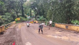Jalur Menuju Paltuding Ijen Longsor, Dua Motor Warga Hanyut