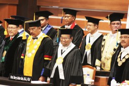 Unair Kukuhkan Mantan Ketua BPK RI sebagai Guru Besar 