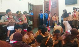 Keceriaan Polisi Bersama Pelajar Tuna Netra di Surabaya