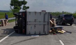 Ban Meletus, Truk Boks Bermuatan Oli Terguling di Tol Jombang