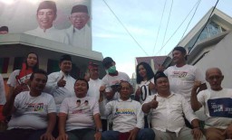 Quick Count 01 Menang, Relawan Jokowi di Surabaya Cukur Gundul