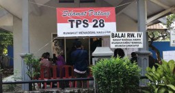 Warga Rungkut Menanggal Antusias Ikuti Coblos Ulang di TPS 28