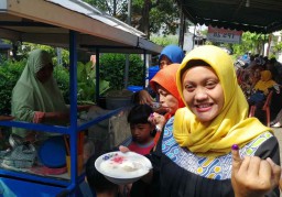 Nyoblos Ulang di TPS Rungkut Menanggal, Warga Dapat Es Dawet Gratis