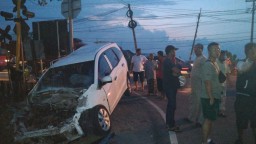 Mobilio Hancur Ditabrak KA di Pasuruan, Ini Kronologi Versi Warga