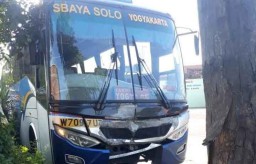 Bus Sugeng Rahayu Tabrak Motor di Jombang, Satu Pelajar Luka Parah