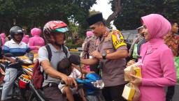 Sosialisasikan Tertib Berkendara, Polisi di Banyuwangi Bagikan Takjil