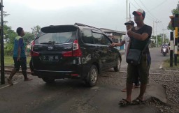 Ini Alasan Dua Pria Penghadang Pengendara Penerobos Perlintasan KA