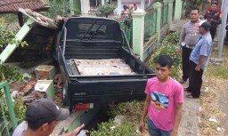 Tabrak Kantor Desa di Banyuwangi, Mobil Isuzu Panther Ringsek