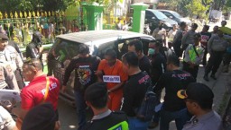 2 Pelaku Pembunuhan Juragan Rongsokan Peragakan 46 Adegan Rekonstruksi