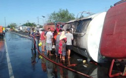 Truk Tangki Terguling di Bypass Mojokerto, Warga Jarah Minyak Goreng