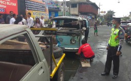 Mobil VW Combi yang Ditumpangi Warga Australia Terbakar di Blitar