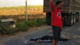 Terserempet Biker, Pria di Mojokerto ini Tewas Terlindas Truk