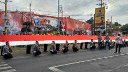 Kenang Pahlawan, Polisi Bentangkan Bendera 100 Meter di Probolinggo