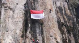 HUT RI, Bendera Raksasa Berkibar di Tebing Kalipedati Probolinggo