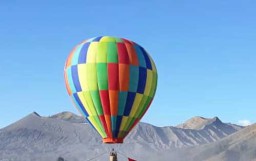 Serunya Wisata Balon Udara Gunung Bromo di Bulan Agustus