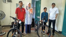 Aksi Heroik 2 Pelajar Probolinggo Naik Tiang Bendera Diganjar Hadiah