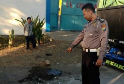 Tabrakan Beruntun 3 Kendaraan, Seorang Biker Tewas Terjepit Truk