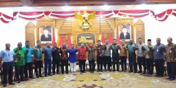 Gubernur Papua Bertemu Gubernur Khofifah di Grahadi