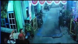 Aksi Tiga Pencuri Motor di Gubeng Surabaya Terekam CCTV
