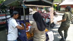 Ketika Satpol PP Tertibkan PKL Buah di Kota Probolinggo