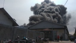 Diduga Kena Percikan Las, Pabrik Plastik di Mojokerto Terbakar